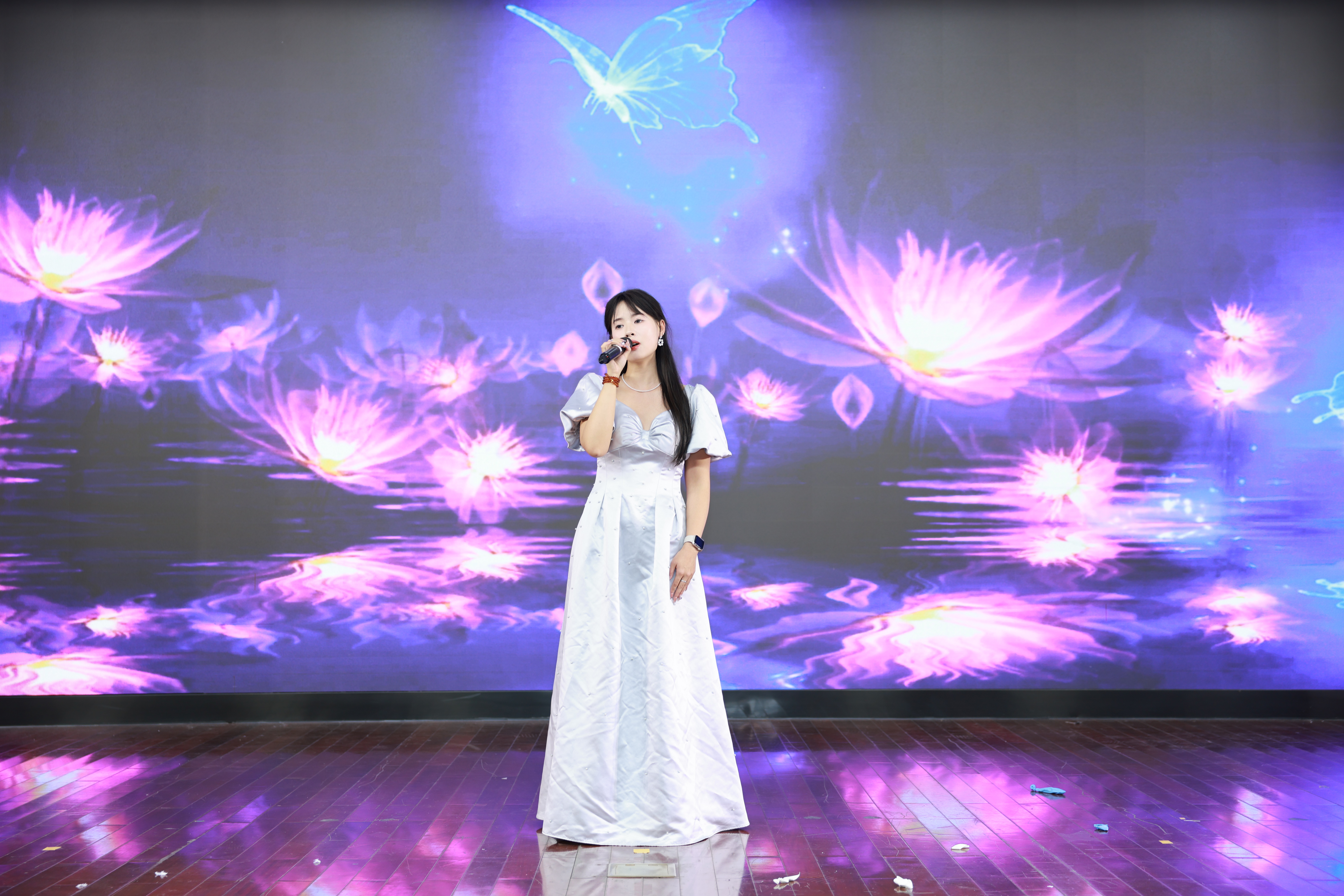 歌曲演唱《阳光总在风雨后》